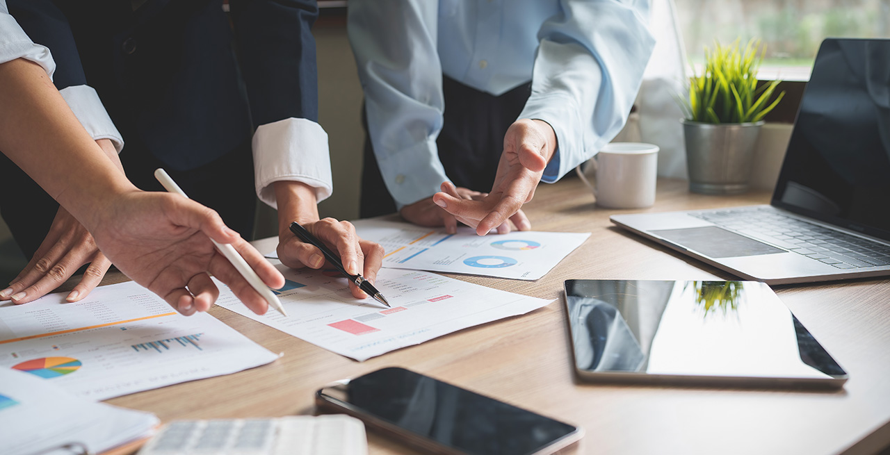 Personnes lisant des statistiques